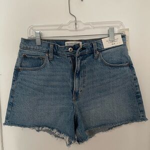 Abercrombie 90s Relaxed Cutoff Jean shorts. High Rise. Size 29